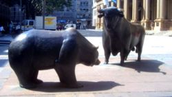 Статуя ‘Бык и Медведь’ около биржи во Франкфурте (Германия)
